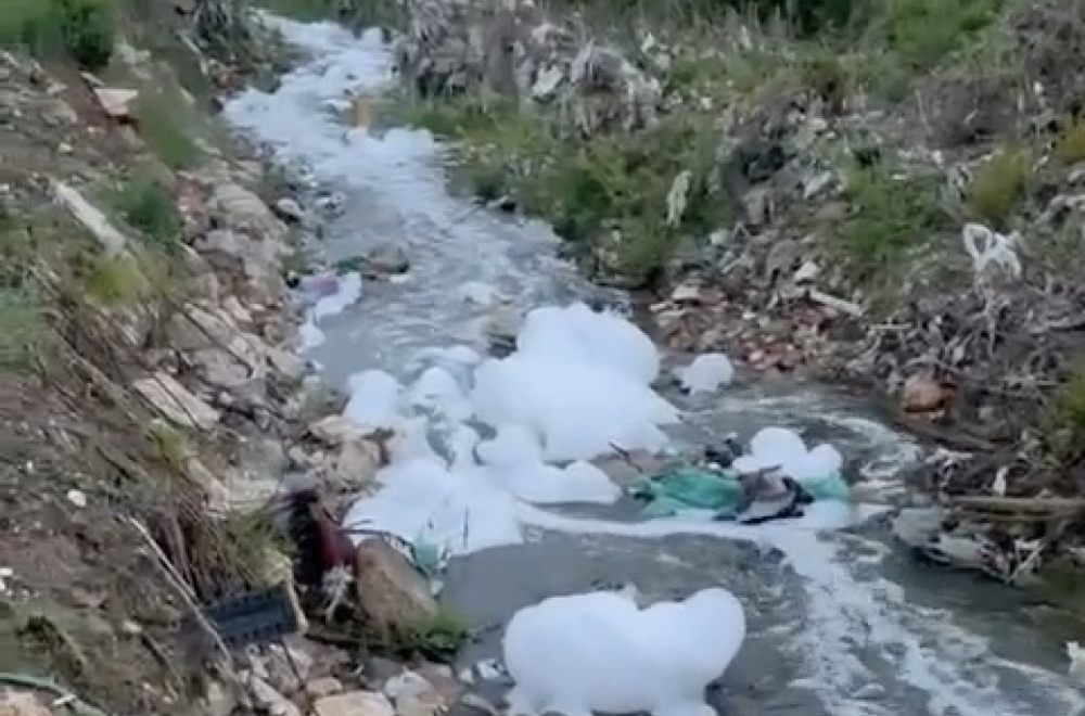 Novopazarci u strahu: Voda potpuno bela od sapunice FOTO/VIDEO