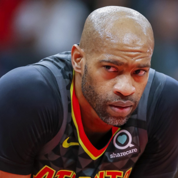 Netsi povlače dres Vinsa Kartera