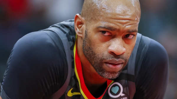 Netsi povlače dres Vinsa Kartera