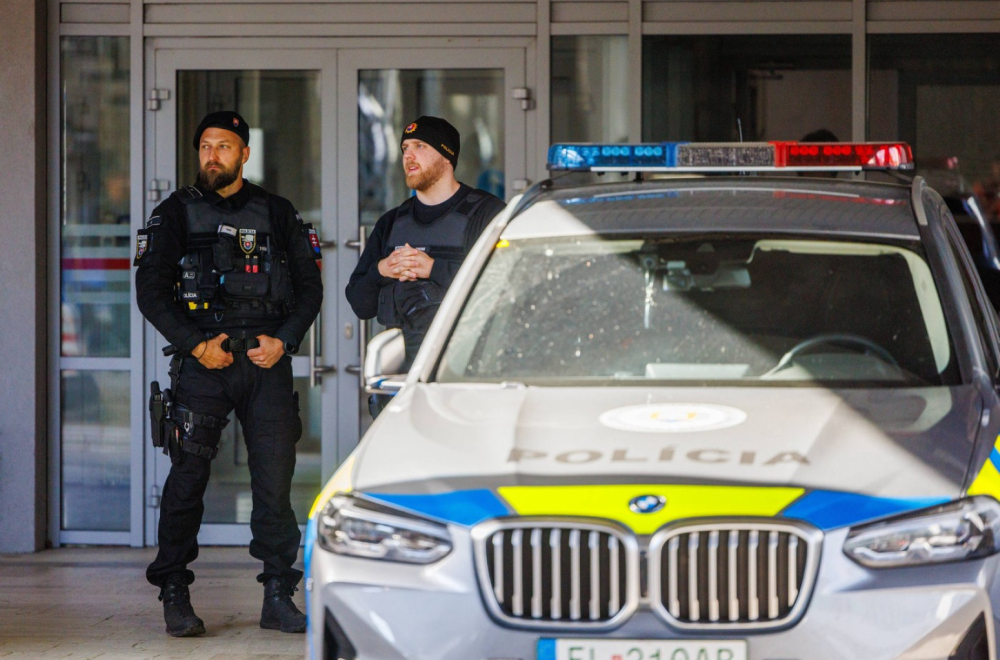 Oglasili se lekari: Fico je pri svesti