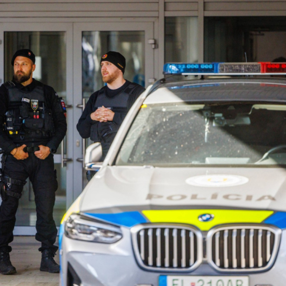 Oglasili se lekari: Fico je pri svesti