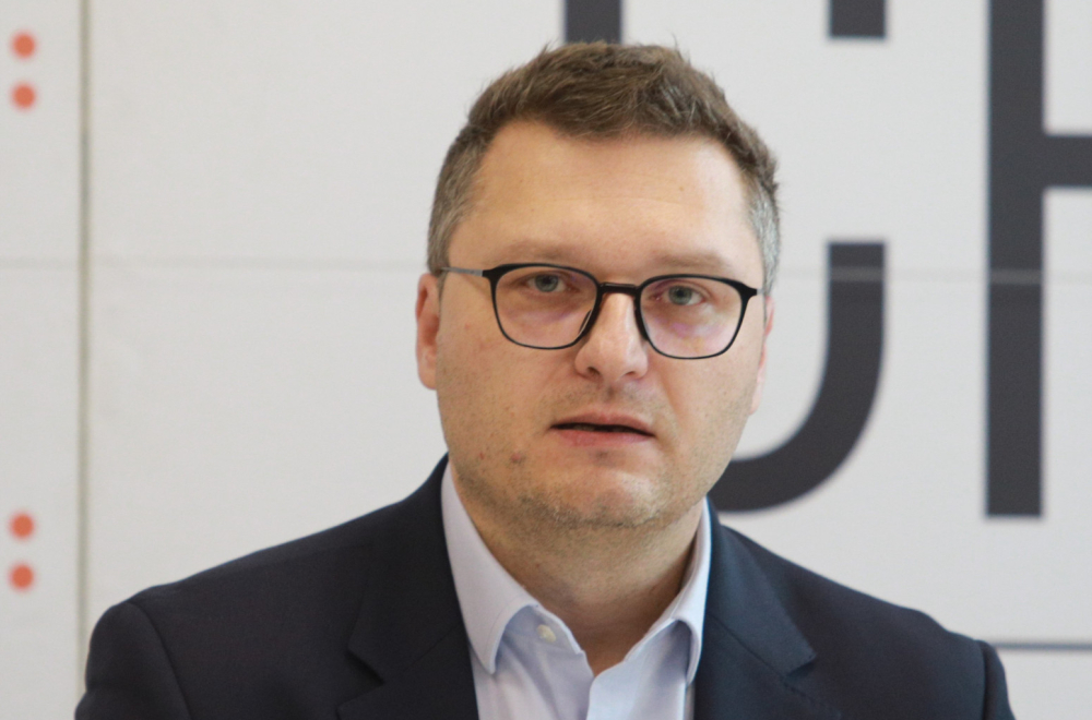 Ideolog NATO opozicije u Bundestagu: Srbi nisu žrtve, Srebrenica je genocid, Kosovo je nevažno VIDEO