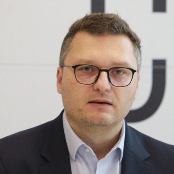 Ideolog NATO opozicije u Bundestagu: Srbi nisu žrtve, Srebrenica je genocid, Kosovo je nevažno VIDEO