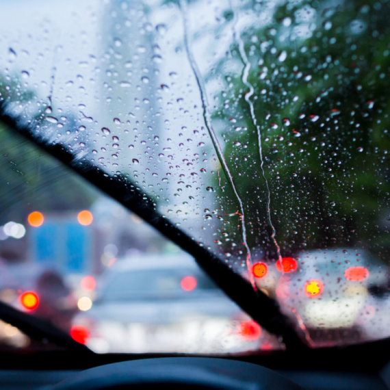 AMSS upozorava: Otežana vožnja zbog padavina