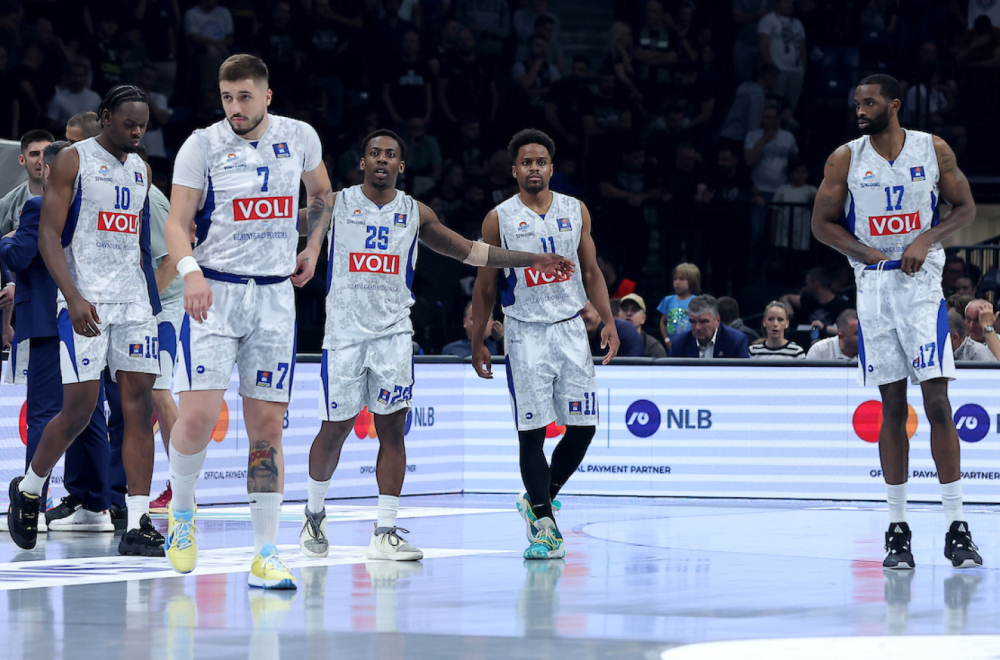 Navijači divljali i prekinuli meč Budućnosti i Sutjeske VIDEO