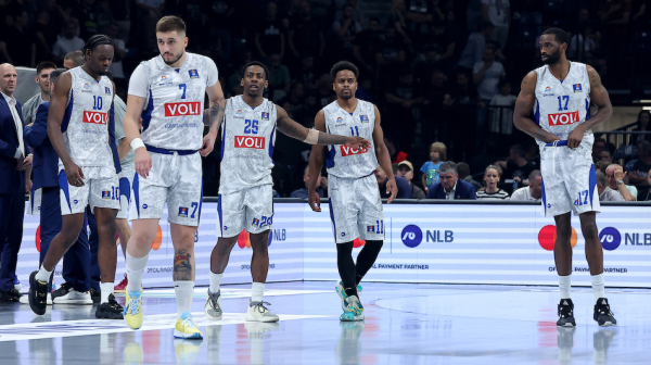 Navijači divljali i prekinuli meč Budućnosti i Sutjeske VIDEO