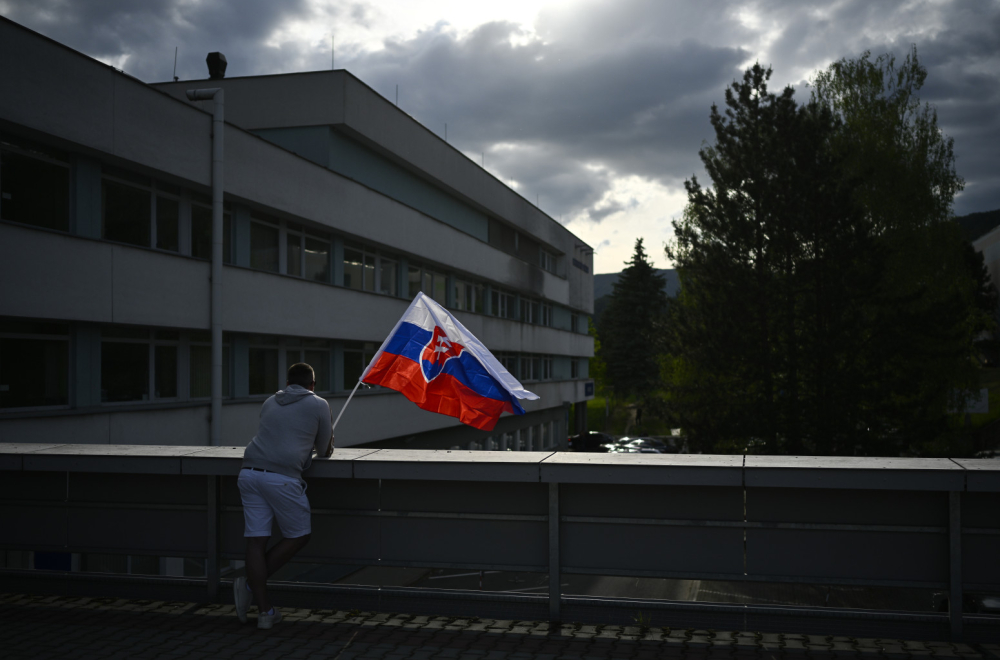 "Robert Fico je između života i smrti"