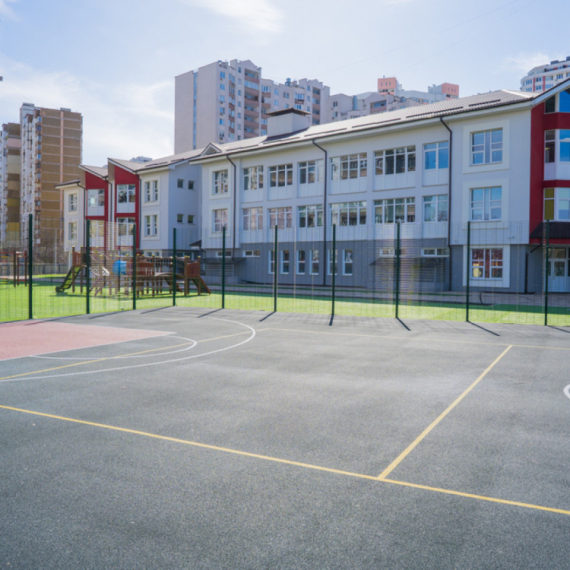 Sportski teren u Leskovcu dobio osvetljenje vredno 1,8 miliona dinara