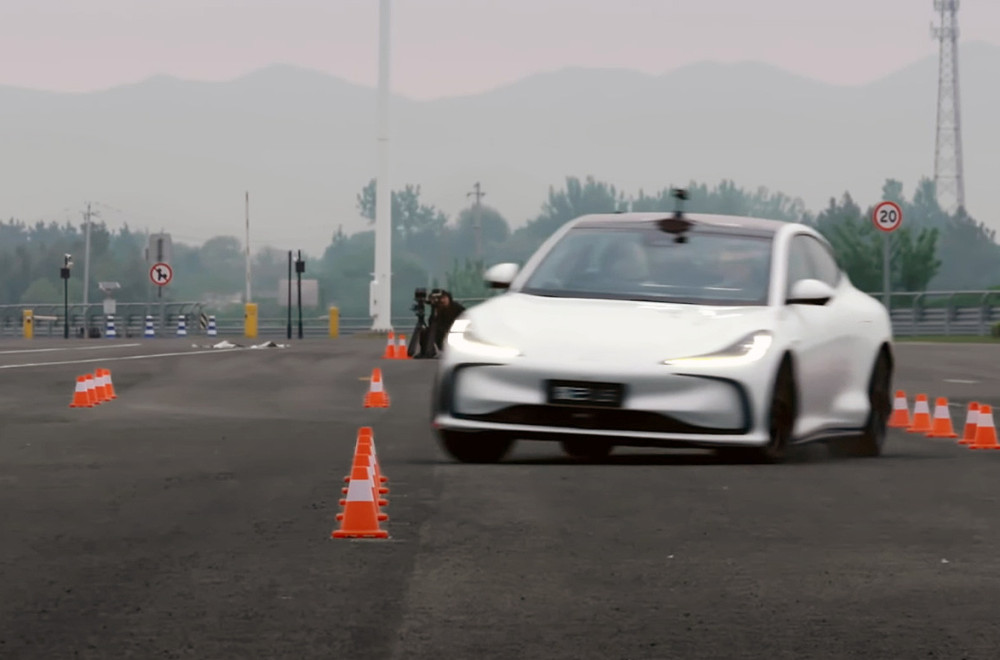 Kao po šinama: Kineski električni auto rekordno brzo na testu severnog jelena VIDEO