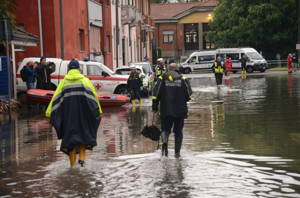 Crvena uzbuna na snazi: Jak vetar prevrnuo voz VIDEO