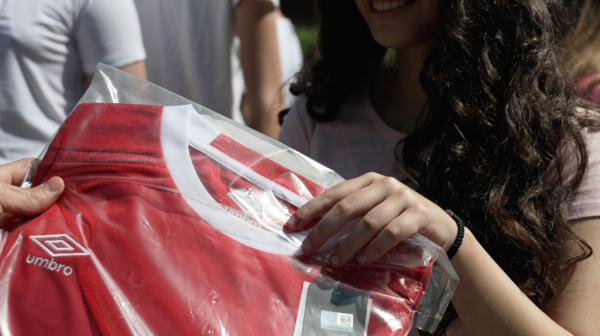 Kompanija Sport Vision donirala 100 dresova brenda "Umbro" osnovnoj školi