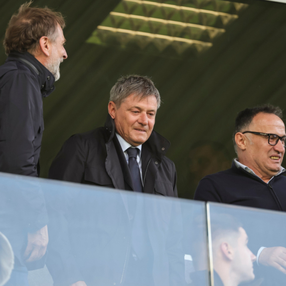 Koga Piksi gleda na Brdu? FOTO