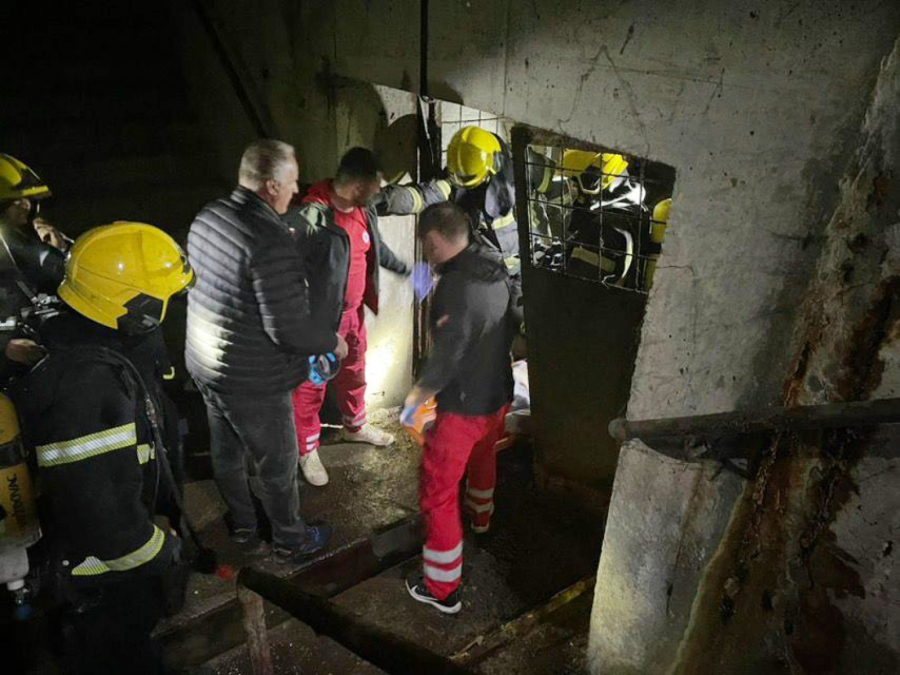 Prvi snimak akcije spasavanja: Ovako su vatrogasci izvlačili iz tunela povređene u sudaru vozova FOTO