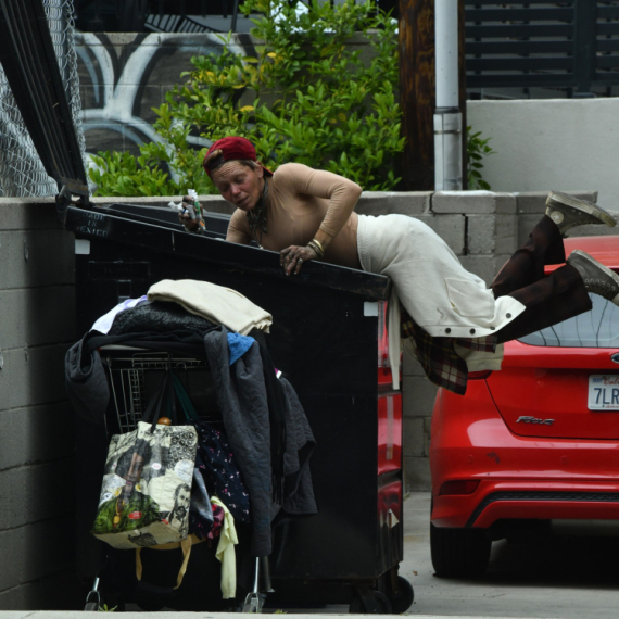 Nekadašnja holivudska lepotica uslikana kako kopa po kontejneru FOTO