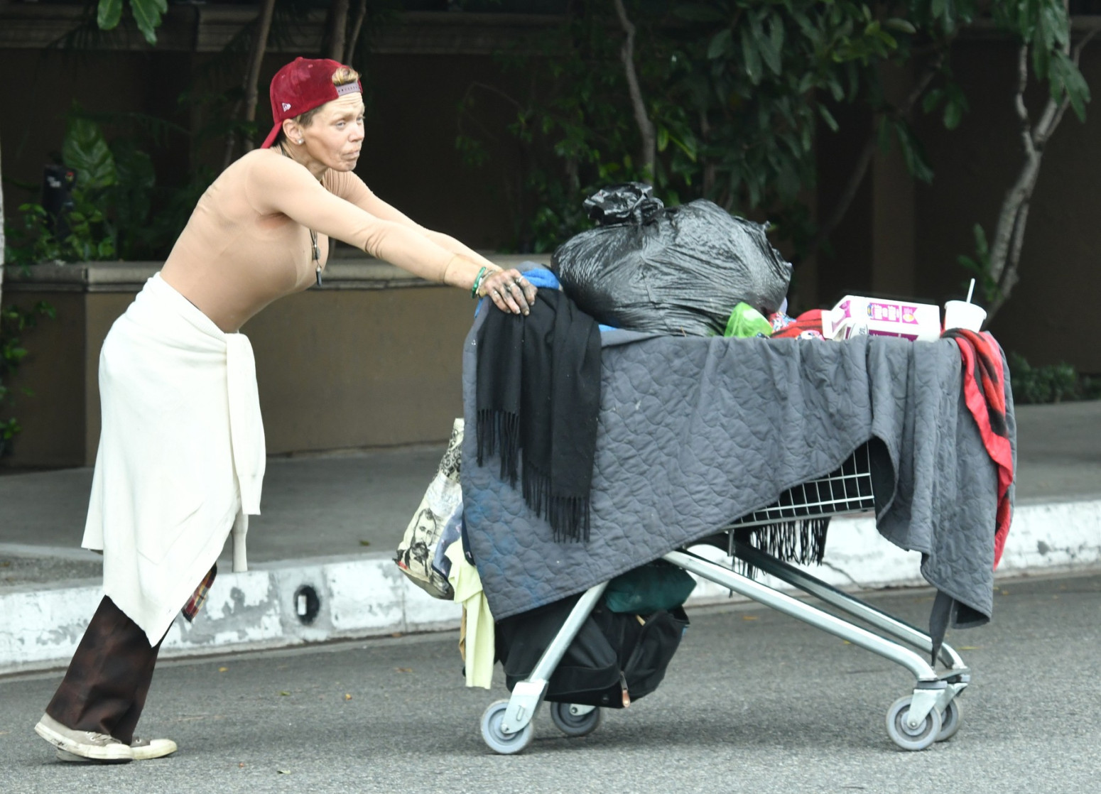 Nekadašnja holivudska lepotica uslikana kako kopa po kontejneru FOTO