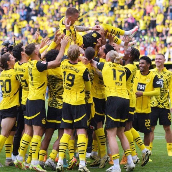 Rojs častio 80.000 navijača pivom – emotivne scene na "Signal Iduna Parku" FOTO/VIDEO