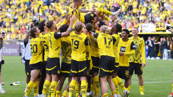 Rojs častio 80.000 navijača pivom – emotivne scene na "Signal Iduna Parku" FOTO/VIDEO