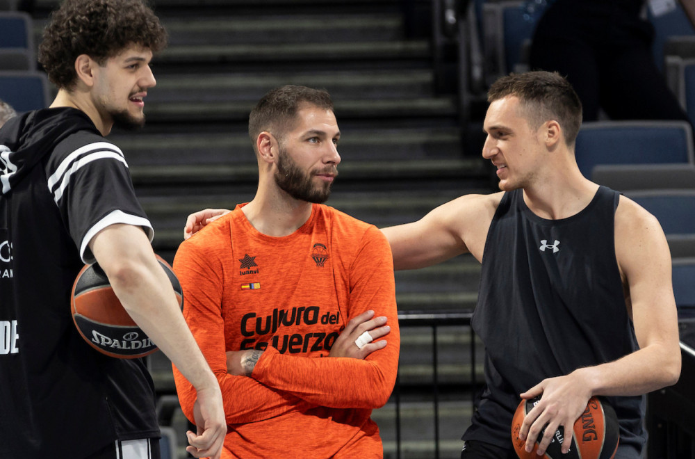 Jović nasrnuo na bivšeg košarkaša Partizana – saigrači ga jedva smirili VIDEO