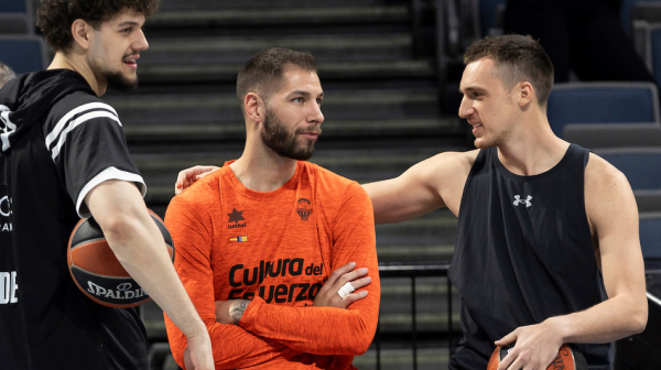 Jović nasrnuo na bivšeg košarkaša Partizana – saigrači ga jedva smirili VIDEO