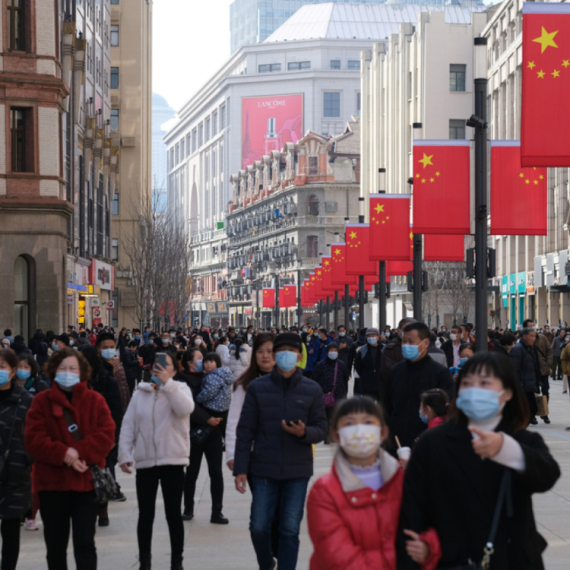 Kinez usred Šangaja peva omiljenu srpsku pesmu: Njegov izgled će vas još više oduševiti VIDEO