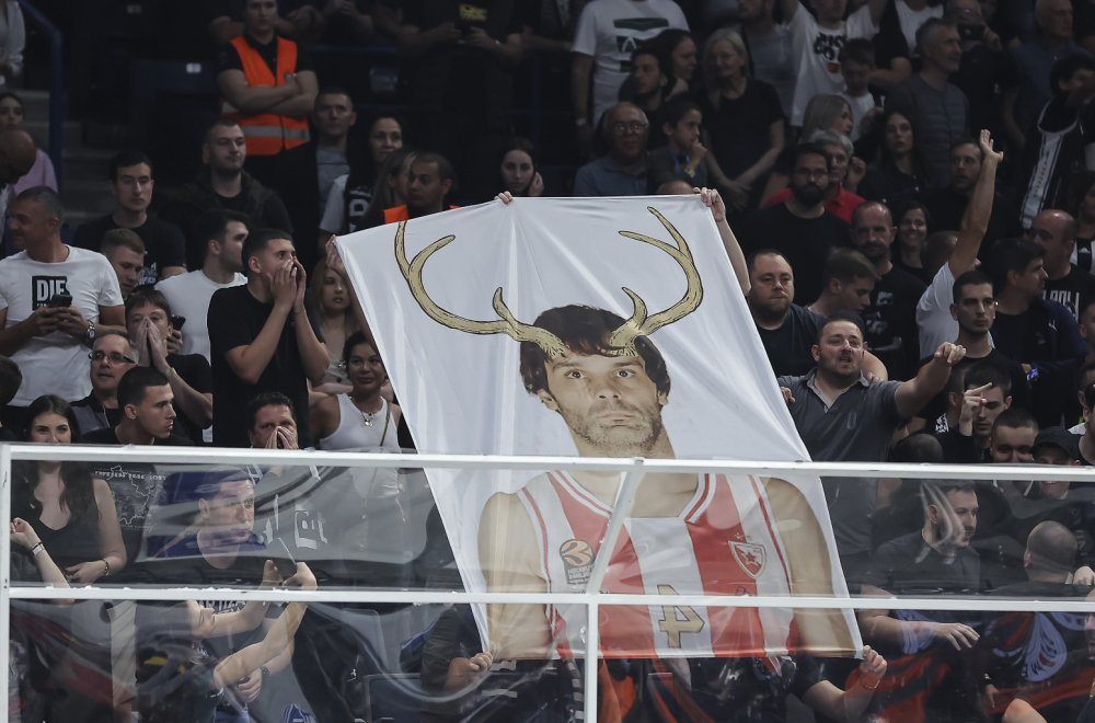 "Grobari" prozivali Teodosića FOTO