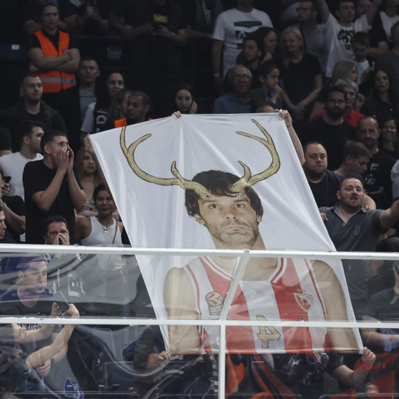 "Grobari" prozivali Teodosića FOTO