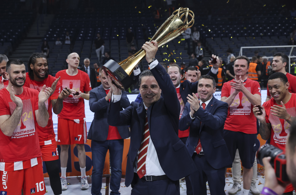 Zvezda pred praznim tribinama podigla trofej VIDEO