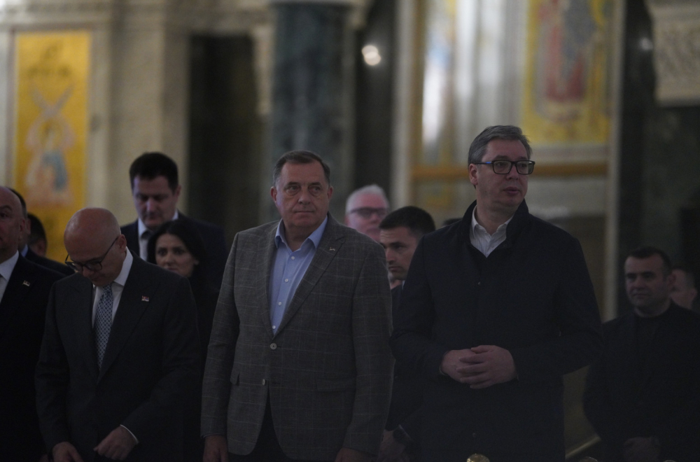 Vučić pred put u Njujork poručio: "Silni su oni koji su protiv nas, ali Srbija je naša najveća svetinja" FOTO
