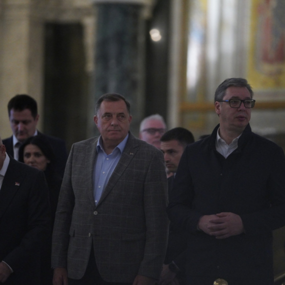 Vučić pred put u Njujork poručio: "Silni su oni koji su protiv nas, ali Srbija je naša najveća svetinja" FOTO