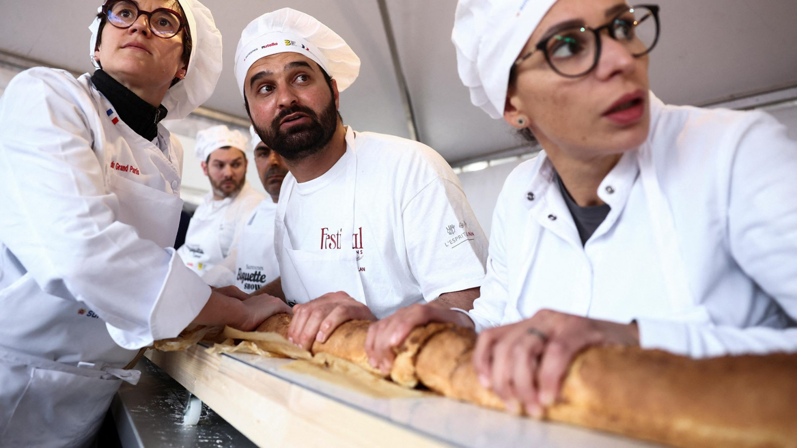 French bakers beat longest baguette world record