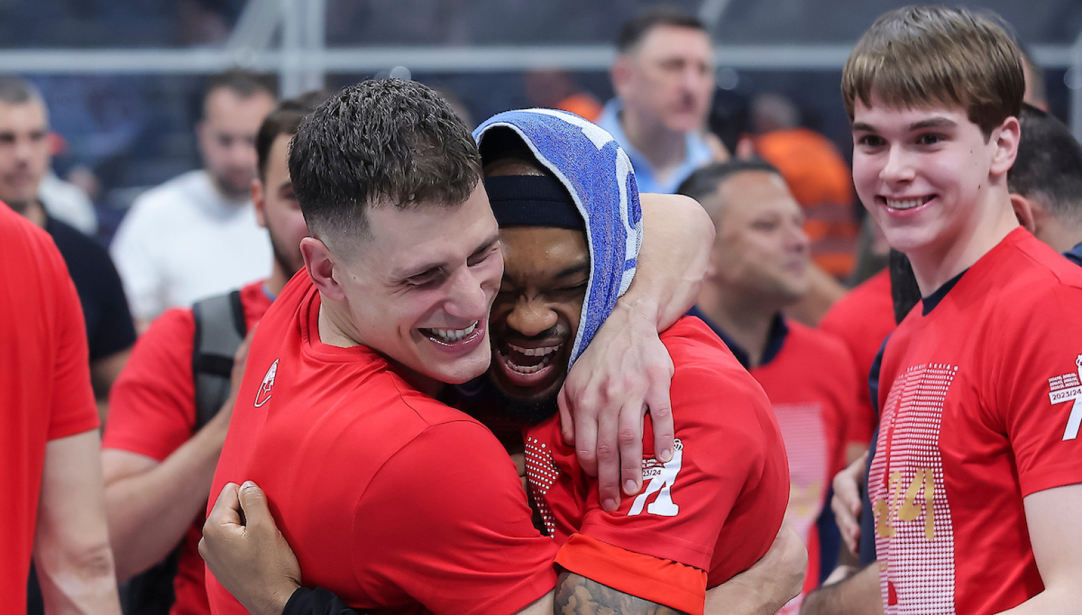 Jago nije ispuštao metlu, Topić skandirao Teu – pogledajte Zvezdinu feštu VIDEO