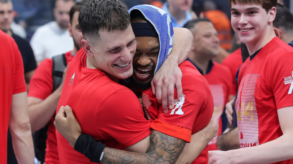 Jago nije ispuštao metlu, Topić skandirao Teu – pogledajte Zvezdinu feštu VIDEO