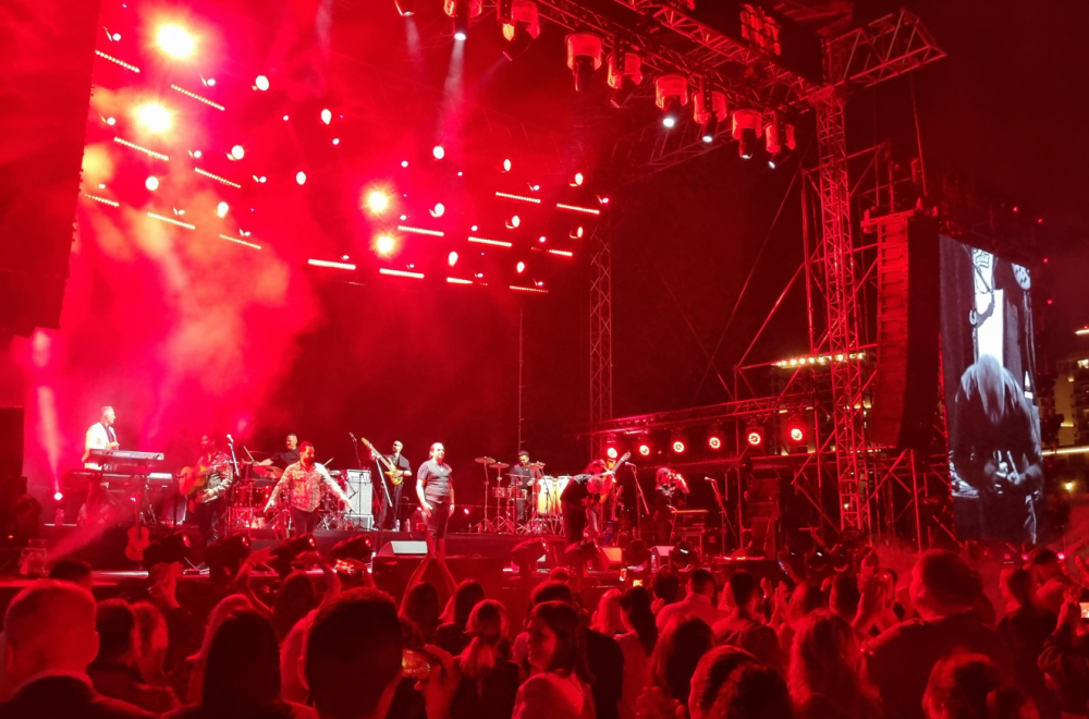 Pevač Džipsi Kingsa ogrnuo srpsku zastavu, pa zasvirao "Đurđevdan" FOTO/VIDEO