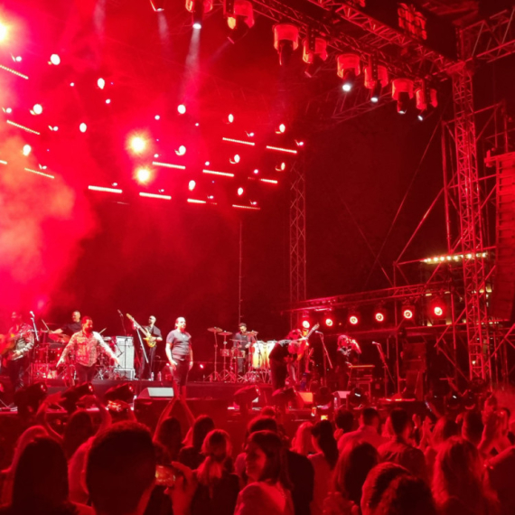 Pevač Džipsi Kingsa ogrnuo srpsku zastavu, pa zasvirao "Đurđevdan" FOTO/VIDEO