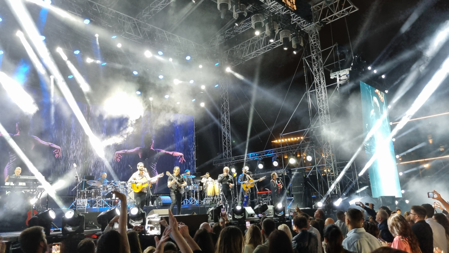 Pevač Džipsi Kingsa ogrnuo srpsku zastavu, pa zasvirao Đurđevdan FOTO/VIDEO