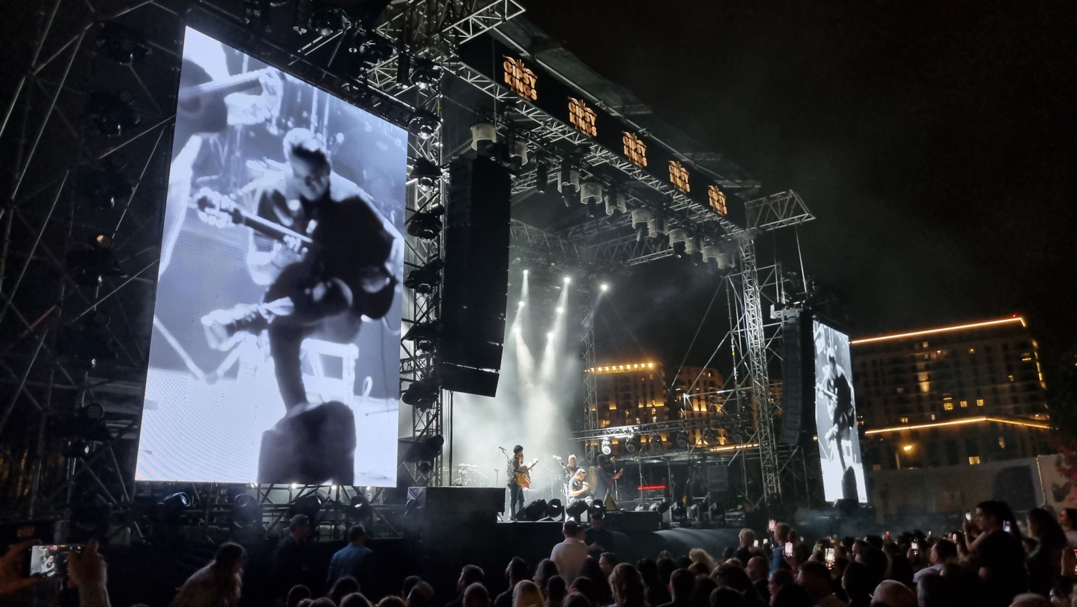 Pevač Džipsi Kingsa ogrnuo srpsku zastavu, pa zasvirao Đurđevdan FOTO/VIDEO