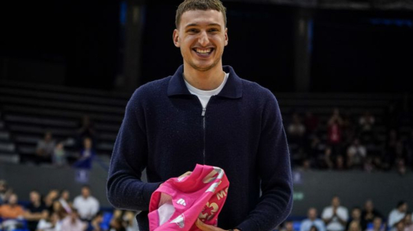 Nikola Jović slavio Zvezdinu titulu FOTO