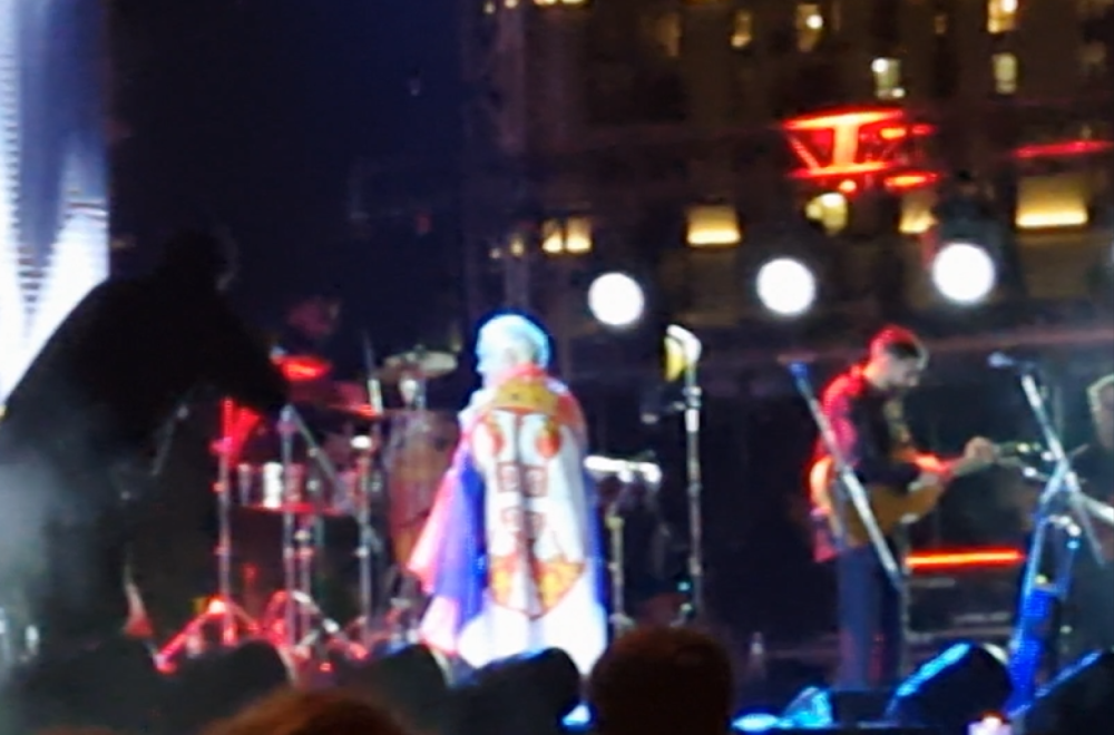 Pevač Džipsi Kingsa ogrnuo srpsku zastavu, pa zasvirao Đurđevdan FOTO/VIDEO