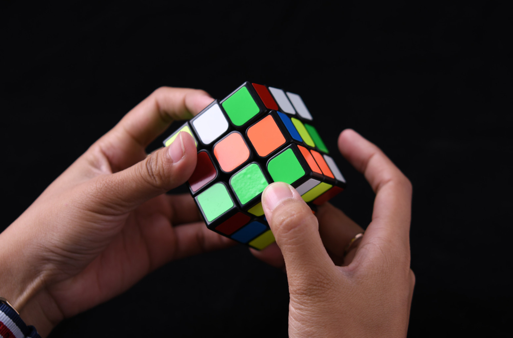 Jurio auto-putem 125 km/h i slagao Rubikovu kocku VIDEO