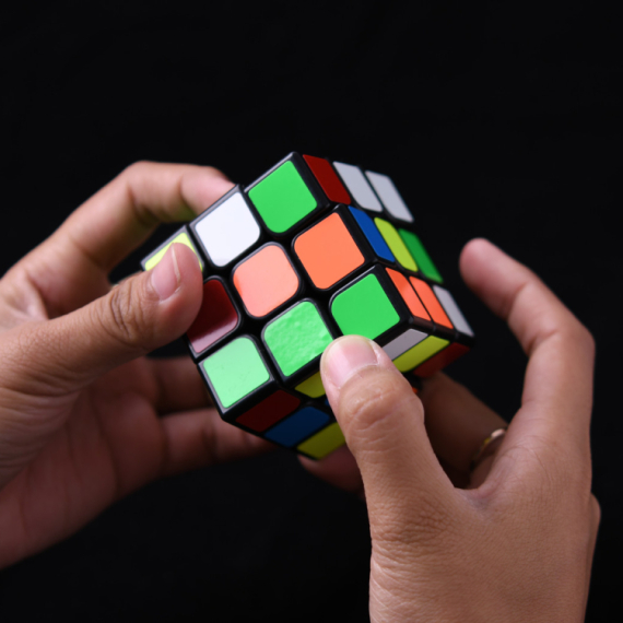 Jurio auto-putem 125 km/h i slagao Rubikovu kocku VIDEO