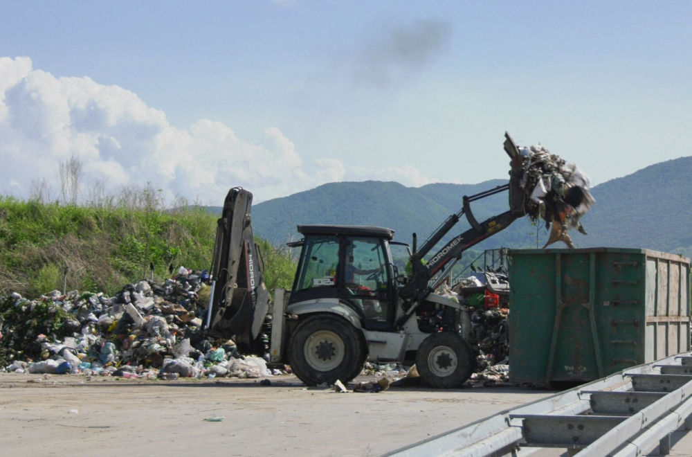 Svaki dan stigne 150 tona otpada: Od danas se iz Čačka odvozi na kraljevačku deponiju FOTO