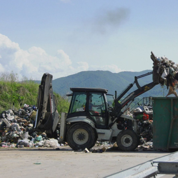 Svaki dan stigne 150 tona otpada: Od danas se iz Čačka odvozi na kraljevačku deponiju FOTO