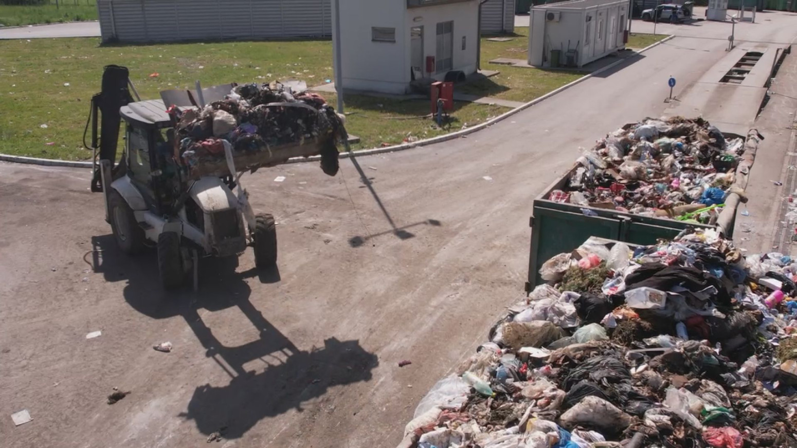 Svaki dan stigne 150 tona otpada: Od danas se iz Čačka odvozi na kraljevačku deponiju FOTO