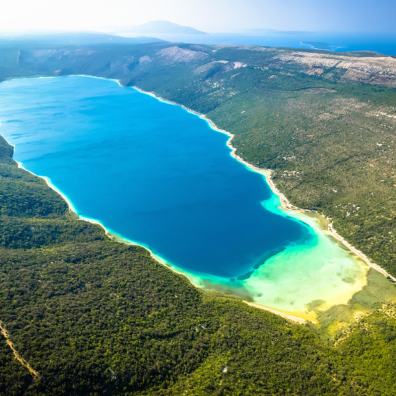 Ovom specifičnom jezeru je zabranjeno prići: Na dnu se nalazi dvorac, a u okolnim pećinama navodno žive vile