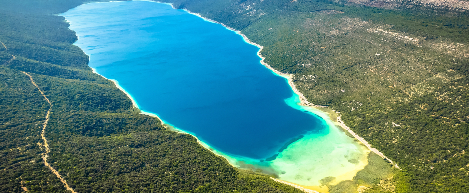 Ovom specifičnom jezeru je zabranjeno prići: Na dnu se nalazi dvorac, a u okolnim pećinama navodno žive vile