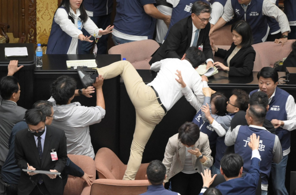 Neviđeno! Totalni cirkus u tajvanskom parlamentu: Bil Bandit zgrabio zakon i potrčao VIDEO