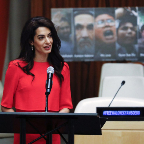 Bibi, "glave te došla" Amal Kluni