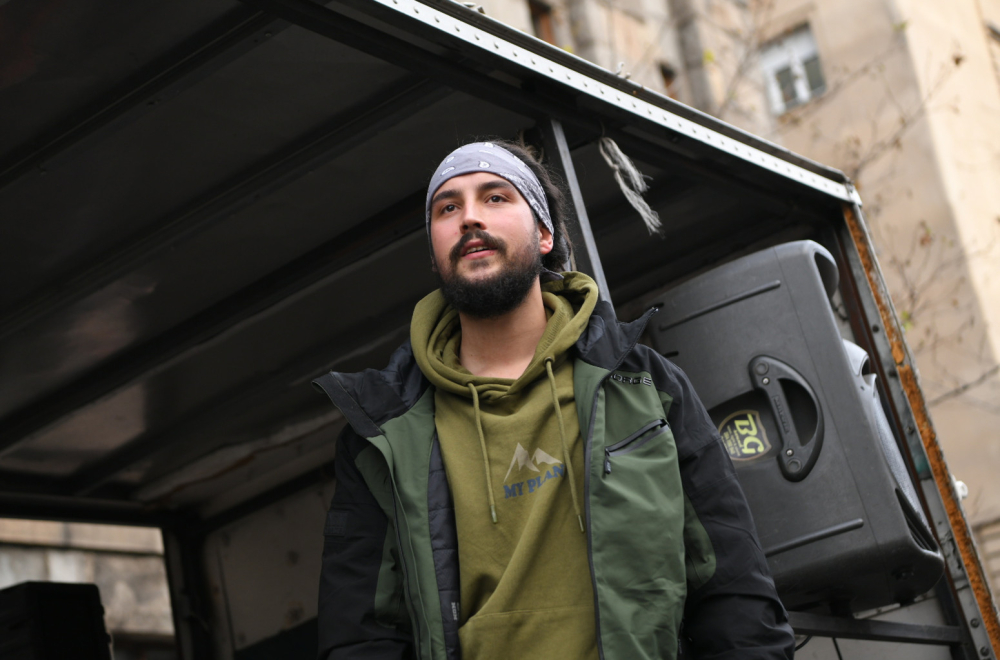 Čovek sa jurišnom puškom predvodi proteste koje su najavili kao nemirne FOTO