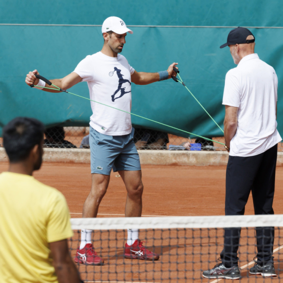 Publika u transu, Novak trenirao sa Nagalom FOTO