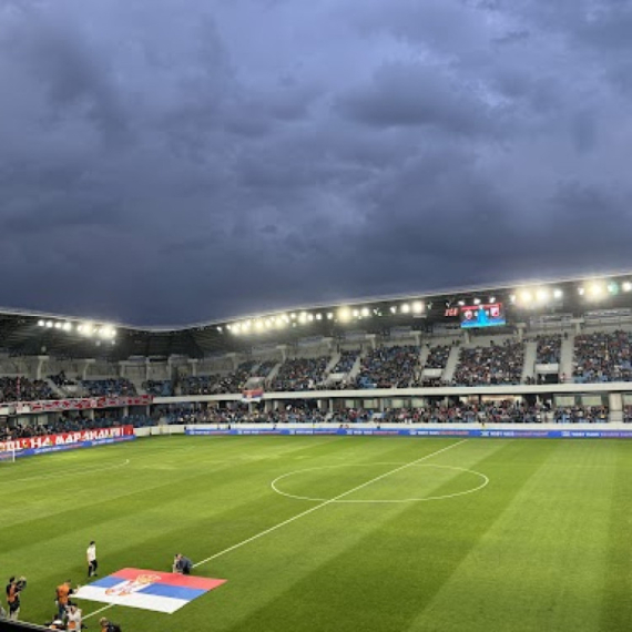 Zvezda i Vojvodina u Loznici za trofej Kupa – stadion u crveno-belim tonovima